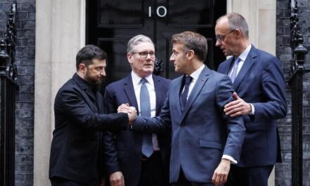 Vertice a Londra. Zelensky lascia Downing Street tra sorrisi e abbraccia. Ma lo scenario resta complesso