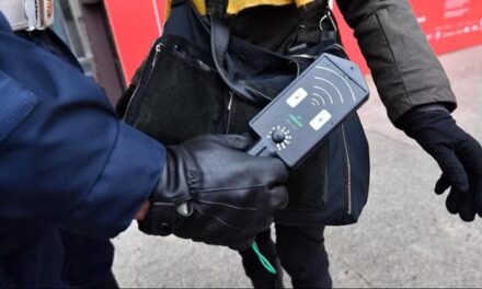 Metal detector a scuola: il governo prepara una direttiva, ma i presidi chiedono cautela