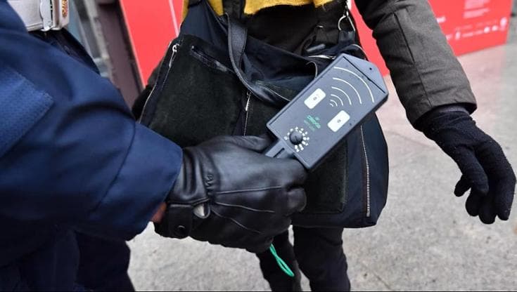 Metal detector a scuola: il governo prepara una direttiva, ma i presidi chiedono cautela