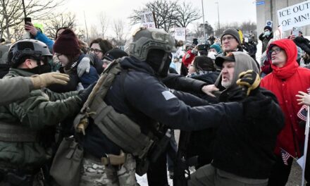 Minneapolis, proteste dopo la morte di Renee Good: tensione contro l’amministrazione Trump