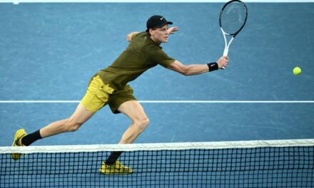 Sinner in controllo a Melbourne: vola al terzo turno e punzecchia Vagnozzi con ironia