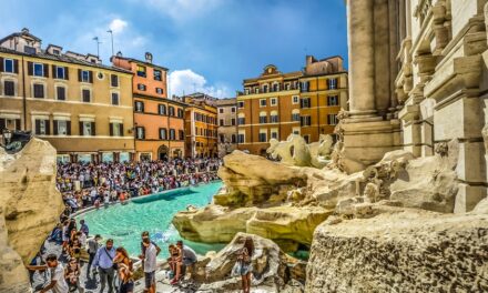 Fontana di Trevi a pagamento per i turisti: dal 2 febbraio ticket da 2 euro per accedere all’area
