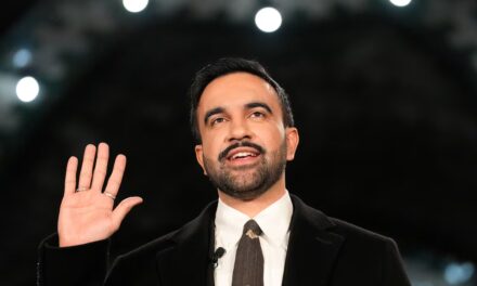 New York, tensioni dopo l’insediamento di Mamdani: polemiche su Israele e accuse di antisemitismo