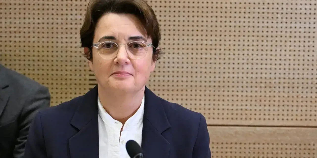 La direttrice del Louvre Laurence des Cars si è dimessa