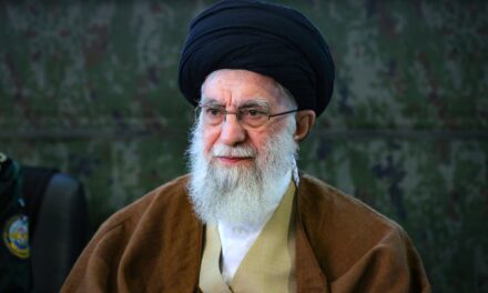 Trump avverte Teheran: “Senza accordo ci saranno conseguenze”. Khamenei replica con toni duri