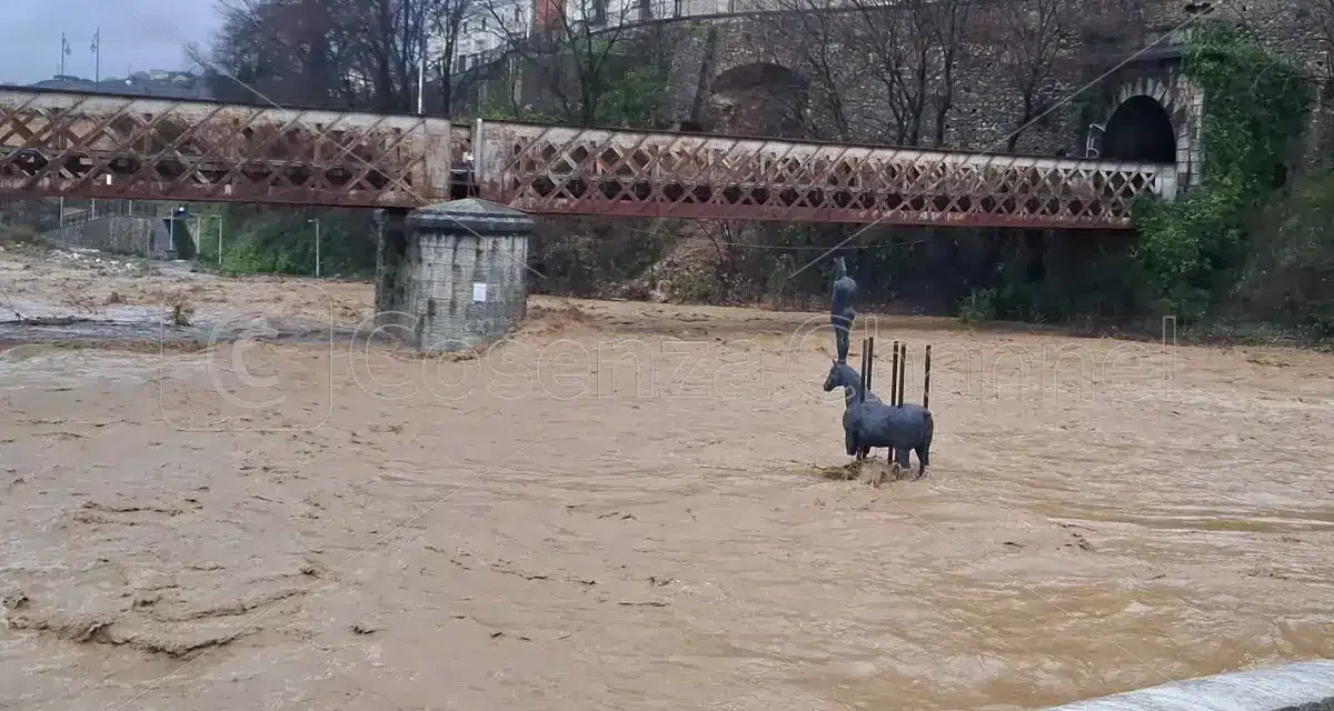 Maltempo al Sud: esonda il Crati in Calabria, evacuazioni a Fiumicino e oltre duemila interventi
