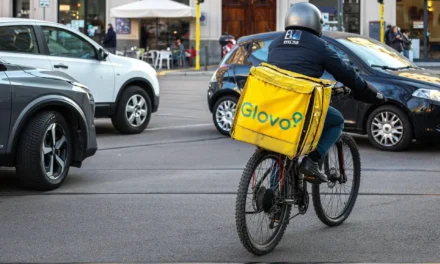Glovo sotto controllo giudiziario a Milano: indagine per sfruttamento dei rider