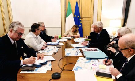 Meloni guida il vertice di governo sulla crisi in Medio Oriente: contatti con Ue e Paesi del Golfo