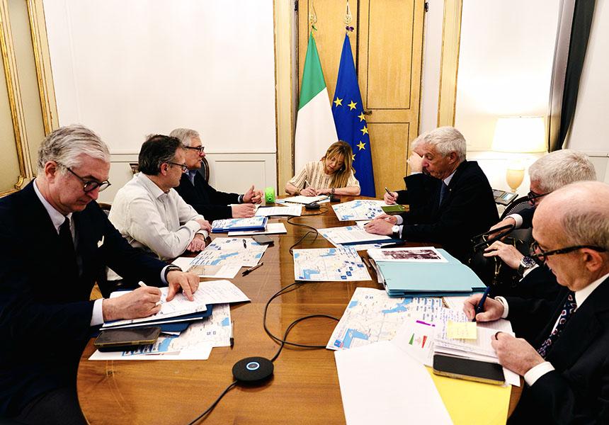 Meloni guida il vertice di governo sulla crisi in Medio Oriente: contatti con Ue e Paesi del Golfo