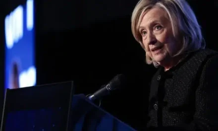 Hillary Clinton attacca Trump: “Ha tradito l’Occidente”. Scontro anche su file Epstein