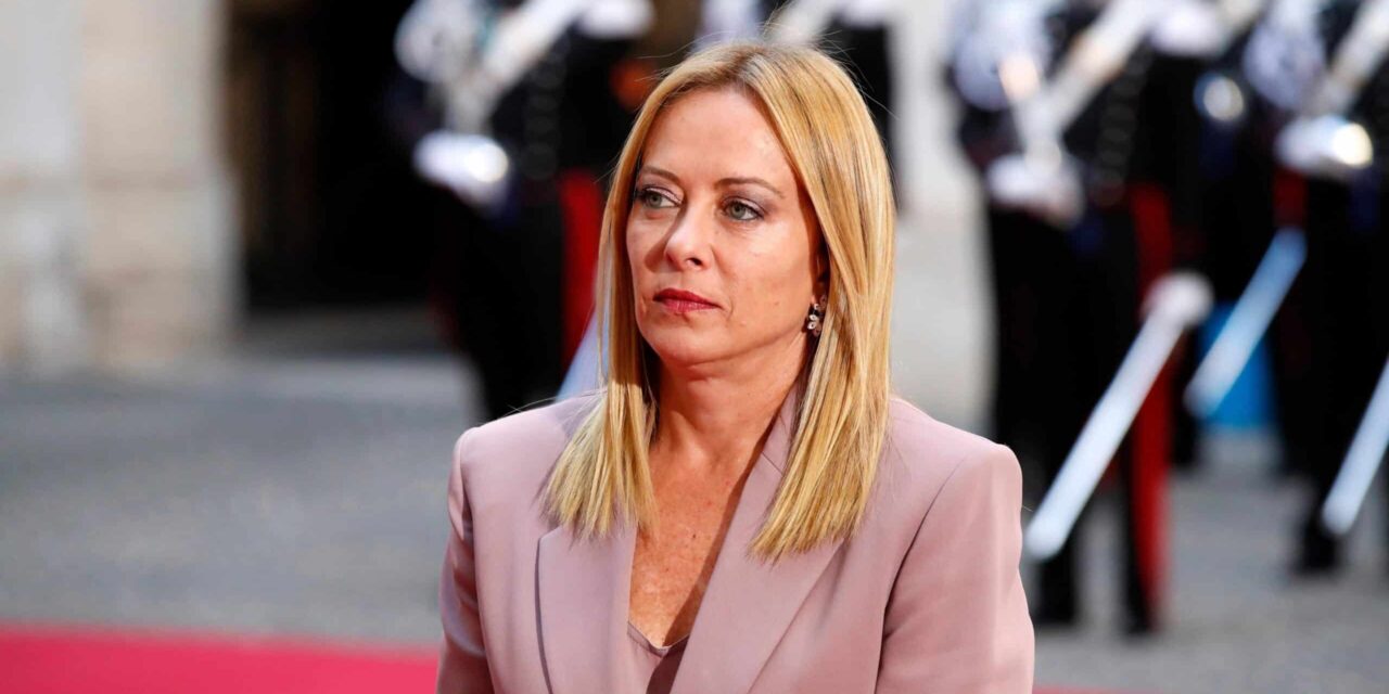 Meloni e Bartolozzi al centro dello scontro sulla giustizia: la premier spinge per il sì al referendum