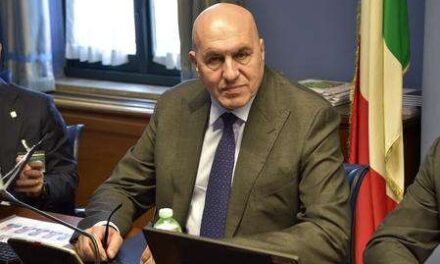 Missile contro la base italiana a Erbil: Crosetto rassicura, “stanno tutti bene” mentre il Medio Oriente si infiamma