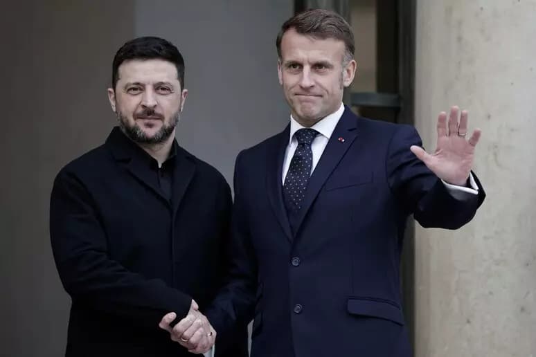 Zelensky a Parigi incontra Macron: per la Russia è un ostacolo alla pace