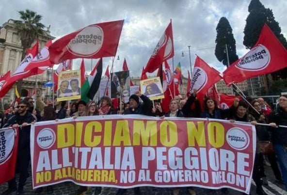 Referendum giustizia. Corteo a Roma, bruciati due cartelloni con le immagini di Meloni e Nordio