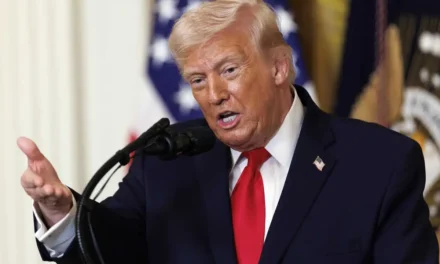 Trump bombarda l’isola di Kharg: «Annientati gli obiettivi militari». Usa pronti a scortare le petroliere nello Stretto di Hormuz