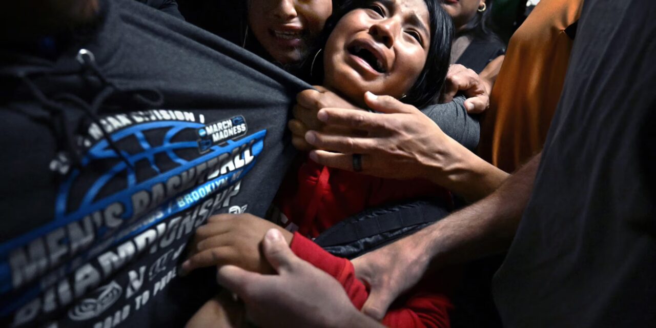 World Press Photo 2026, trionfa Carol Guzy con lo scatto sulla separazione di una famiglia migrante