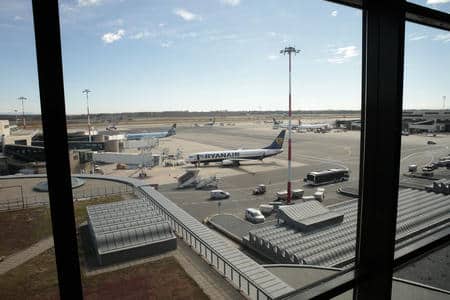 Voli più cari e meno frequenti: come la crisi in Medio Oriente cambia i viaggi aerei