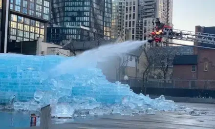 Drake promuove il nuovo disco con un’installazione di ghiaccio a Toronto